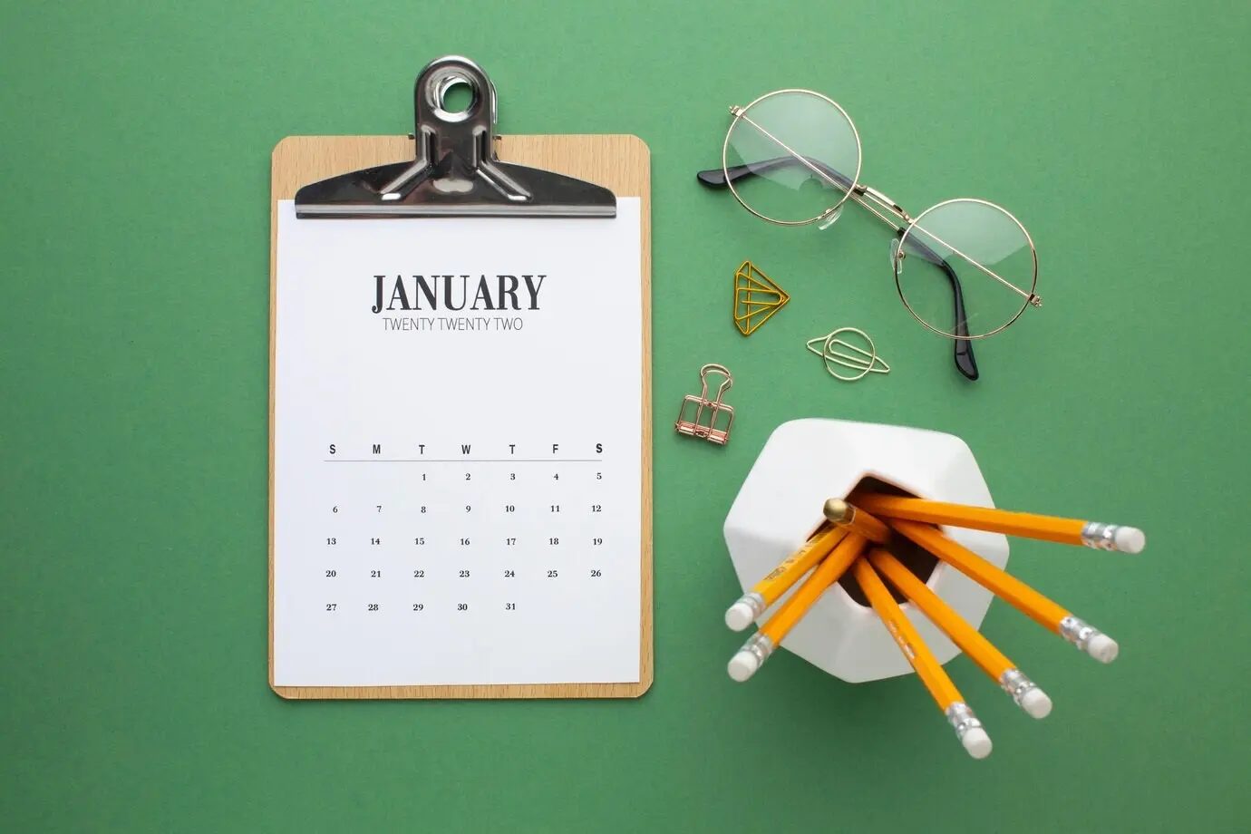 Concepto de organización del tiempo con calendario en plano cenital.