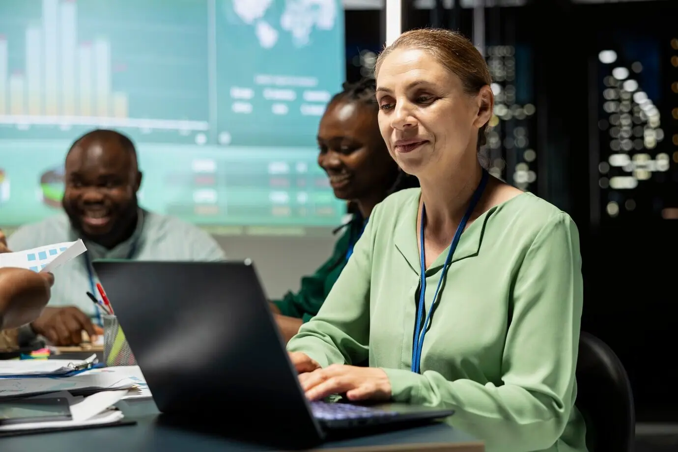 El director general, en una reunión nocturna, analiza datos del mercado global para un pronóstico financiero y mensual.