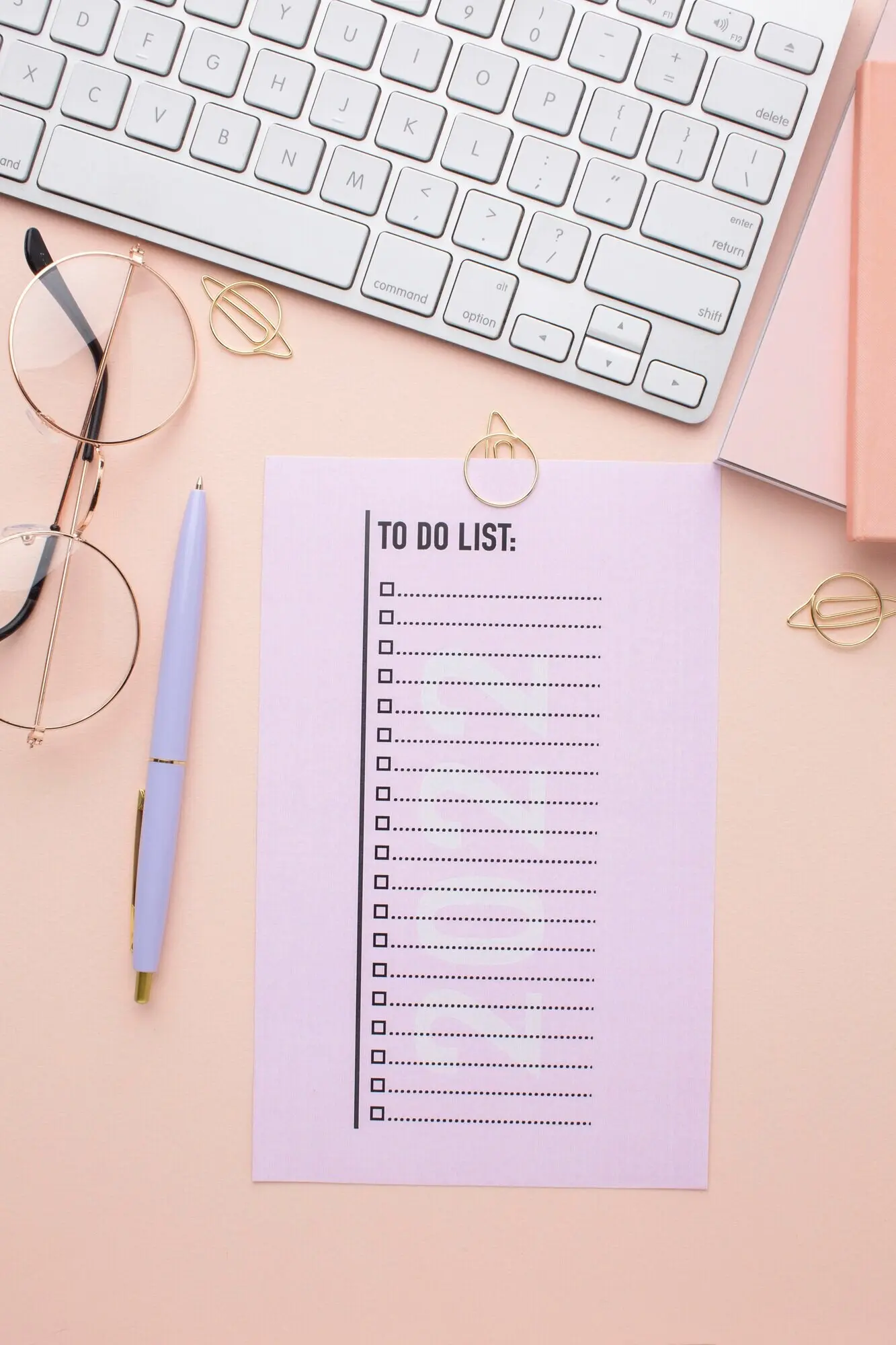 Concepto de organización del tiempo con planificador en vista cenital.