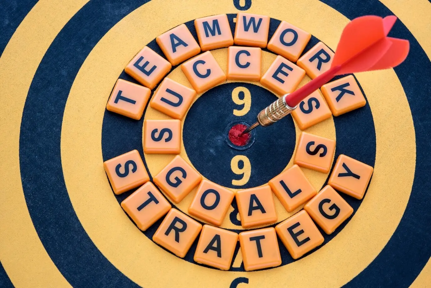 Diana de dardos en el blanco central con palabras de éxito